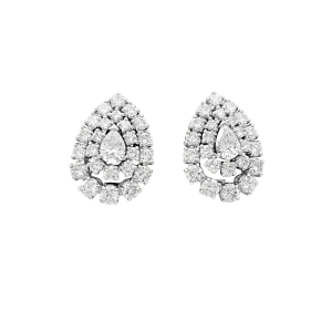 Boucles d'oreilles Boucheron en platine et diamants.